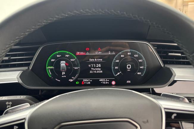 AUDI Q8 e-tron Photo 16