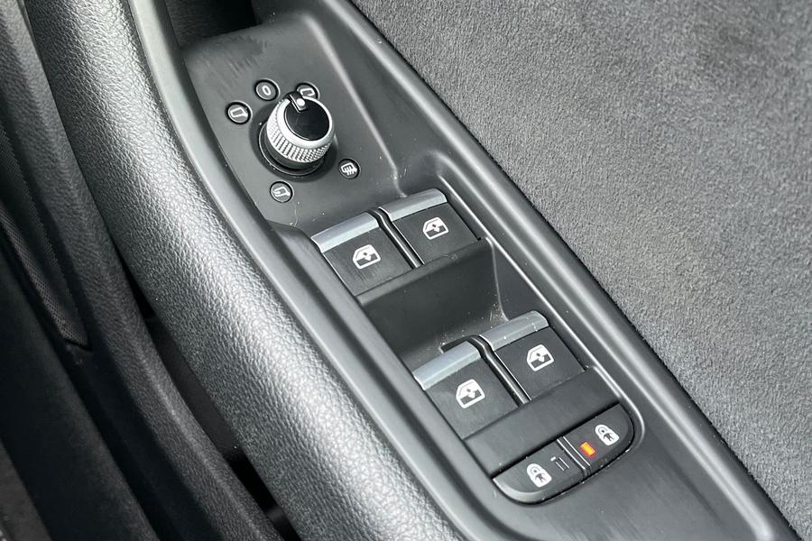 Audi A4 Photo autoimg-cdbc4c7ec3b6a1dbdab221232e2474eba2b9dee1.jpg