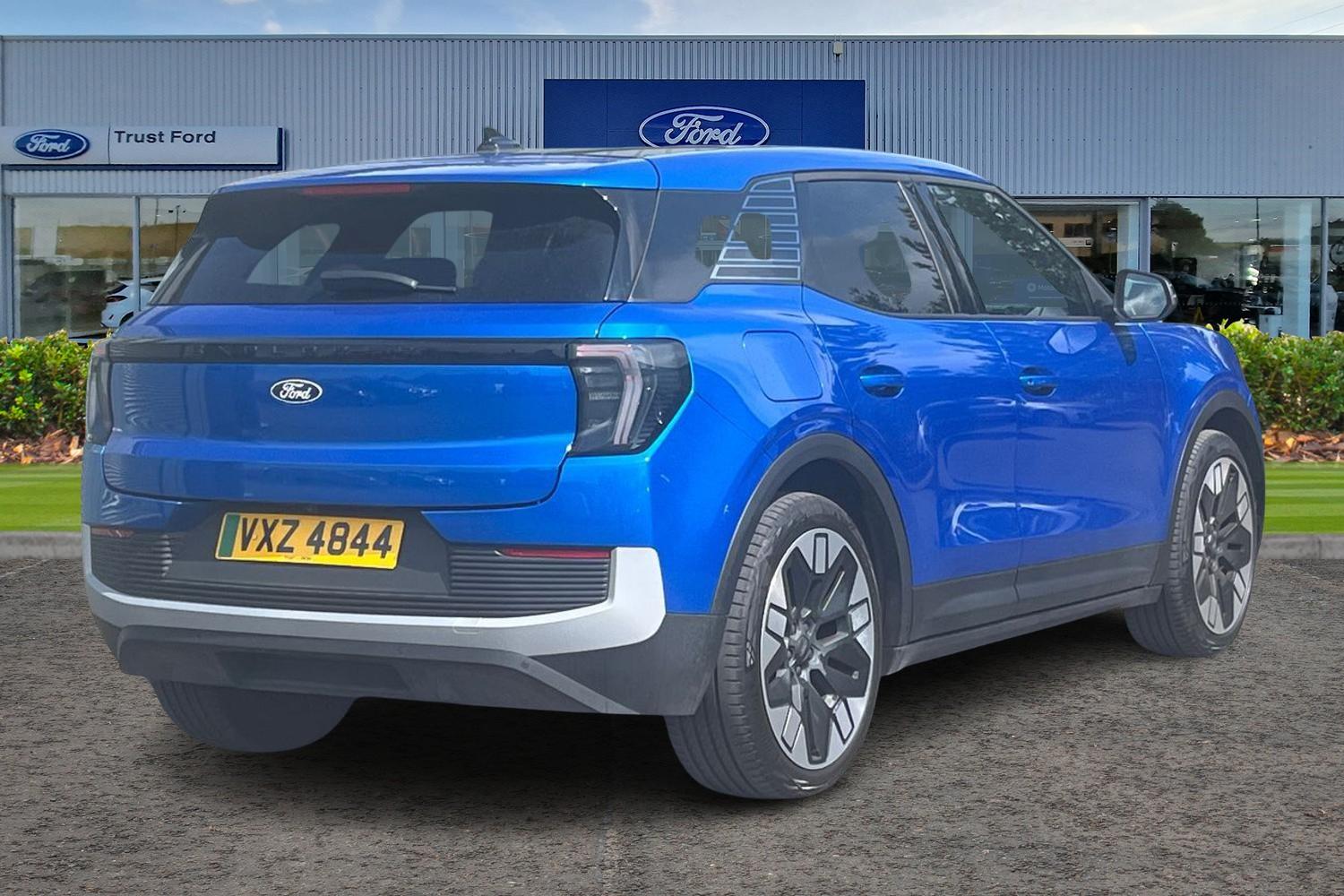 Ford Explorer Photo 3