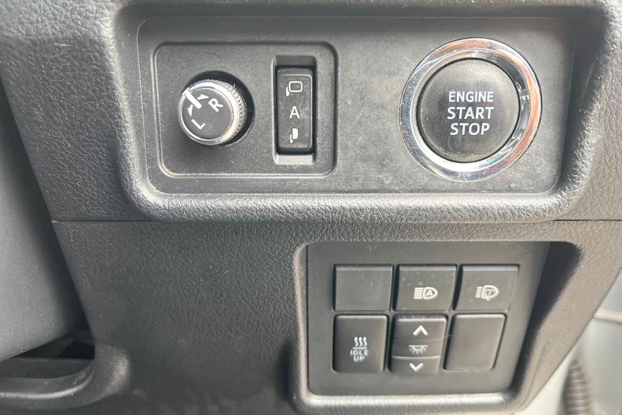 Toyota Land Cruiser Photo autoimg-cdbf57886823b13e263165fbd48cd48ece9ab921.jpg