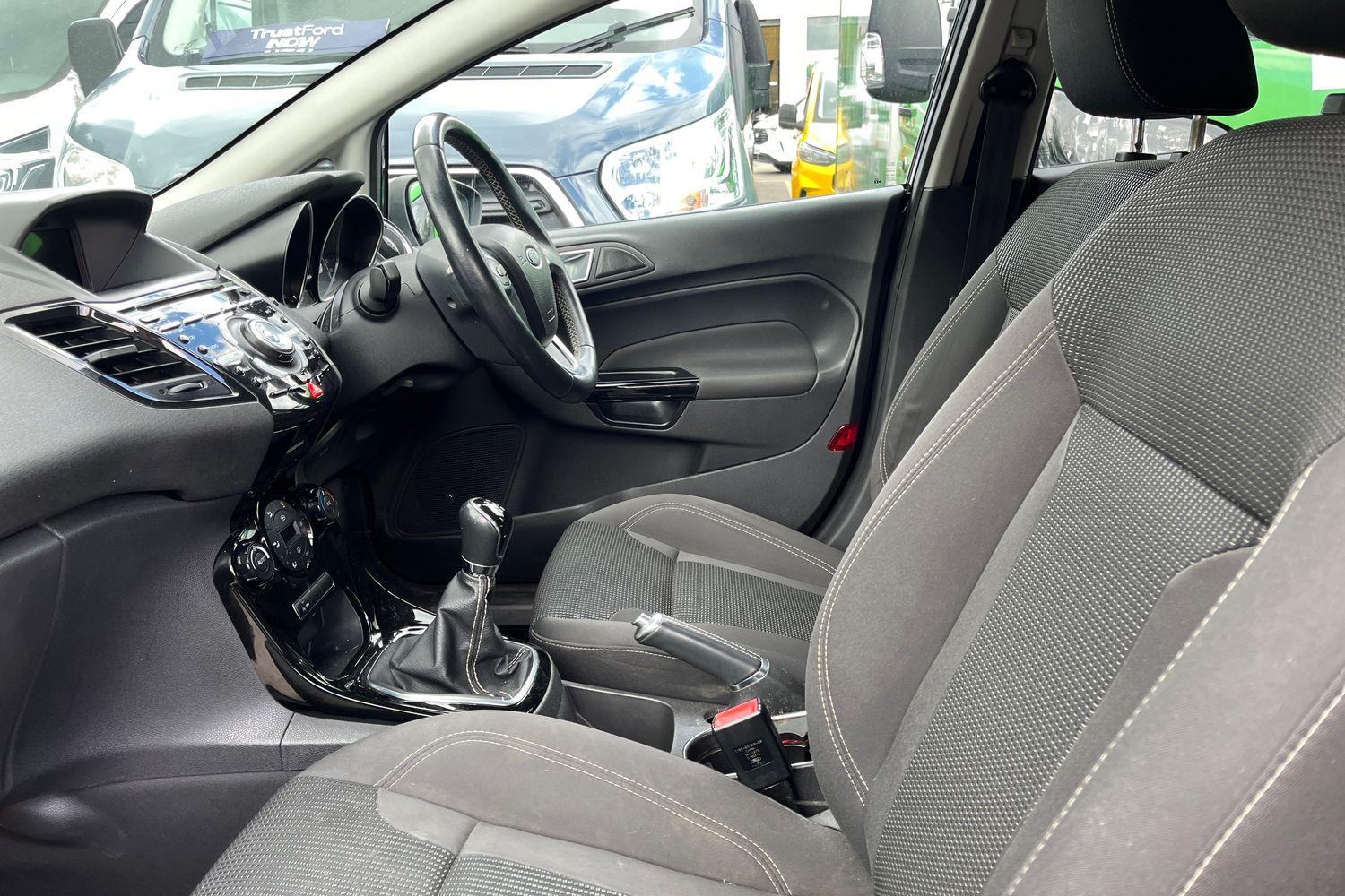 Ford FIESTA Photo 18