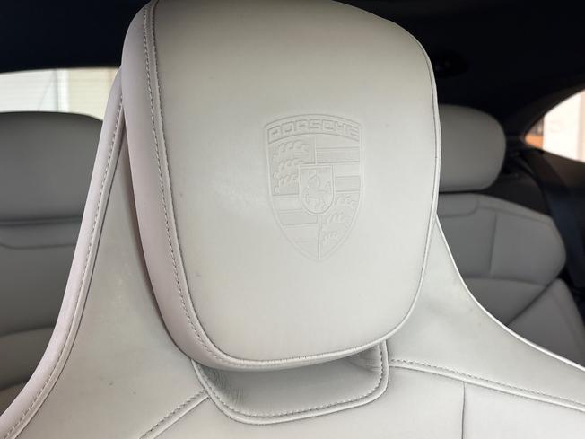 PORSCHE Taycan Photo 15