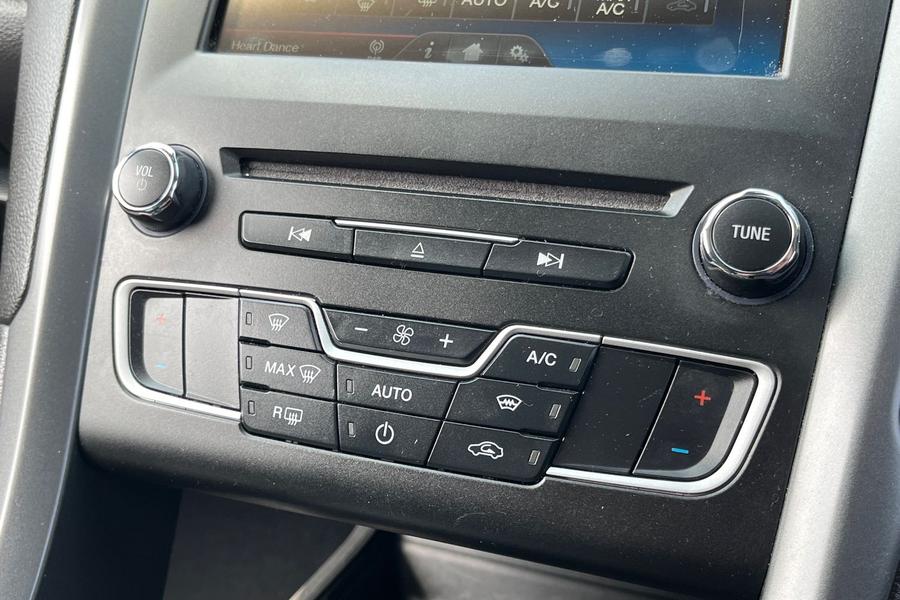Ford MONDEO Photo autoimg-cdeebe8e7ac865027c03ff703aaf17bffa2b7b6b.jpg