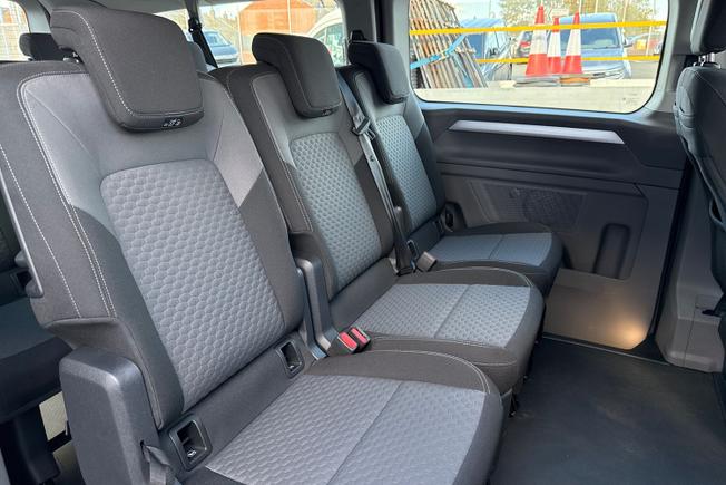 VOLKSWAGEN Transporter Shuttle Photo 32