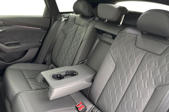 AUDI S6 E-Tron Avant Photo 9