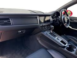 PORSCHE Macan Photo 2