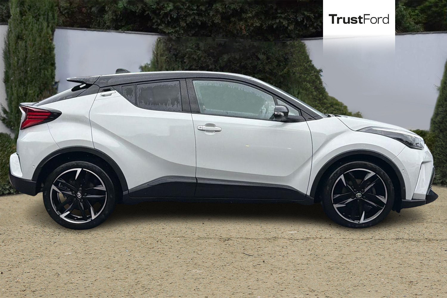 Toyota C-HR Photo 2