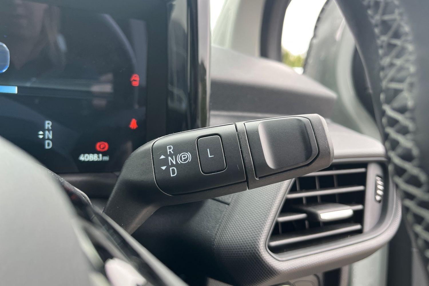 Ford E-Tourneo Courier Photo 14