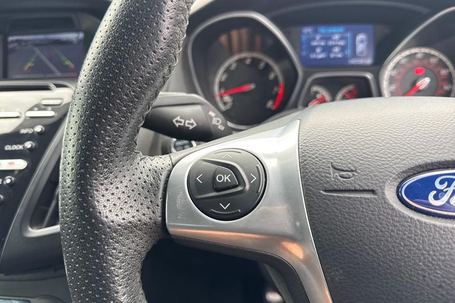 Ford FOCUS Photo autoimg-ce6303cf751759601826ca41449a732cd957daf1.jpg