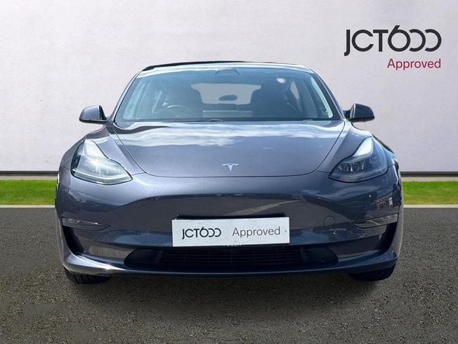 TESLA Model 3 Photo 8