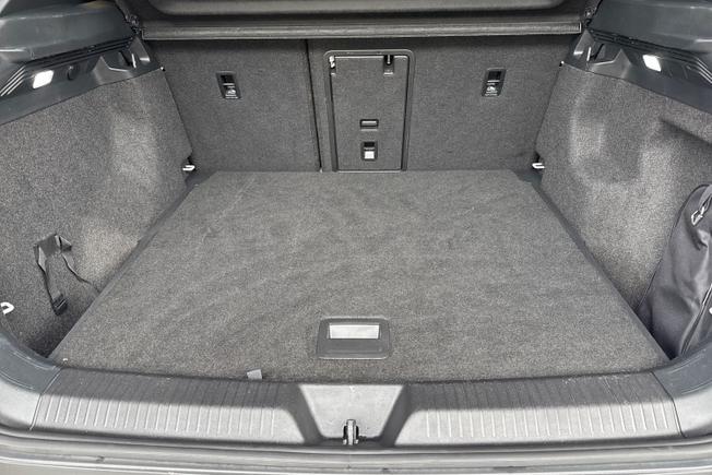 VOLKSWAGEN ID.4 Photo 12