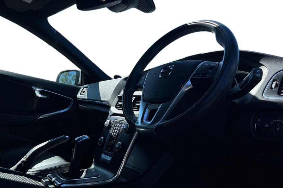 Volvo V40 Photo autoimg-cea7ef56c91b0a672a1b316a00d5c590cac19b51.jpg