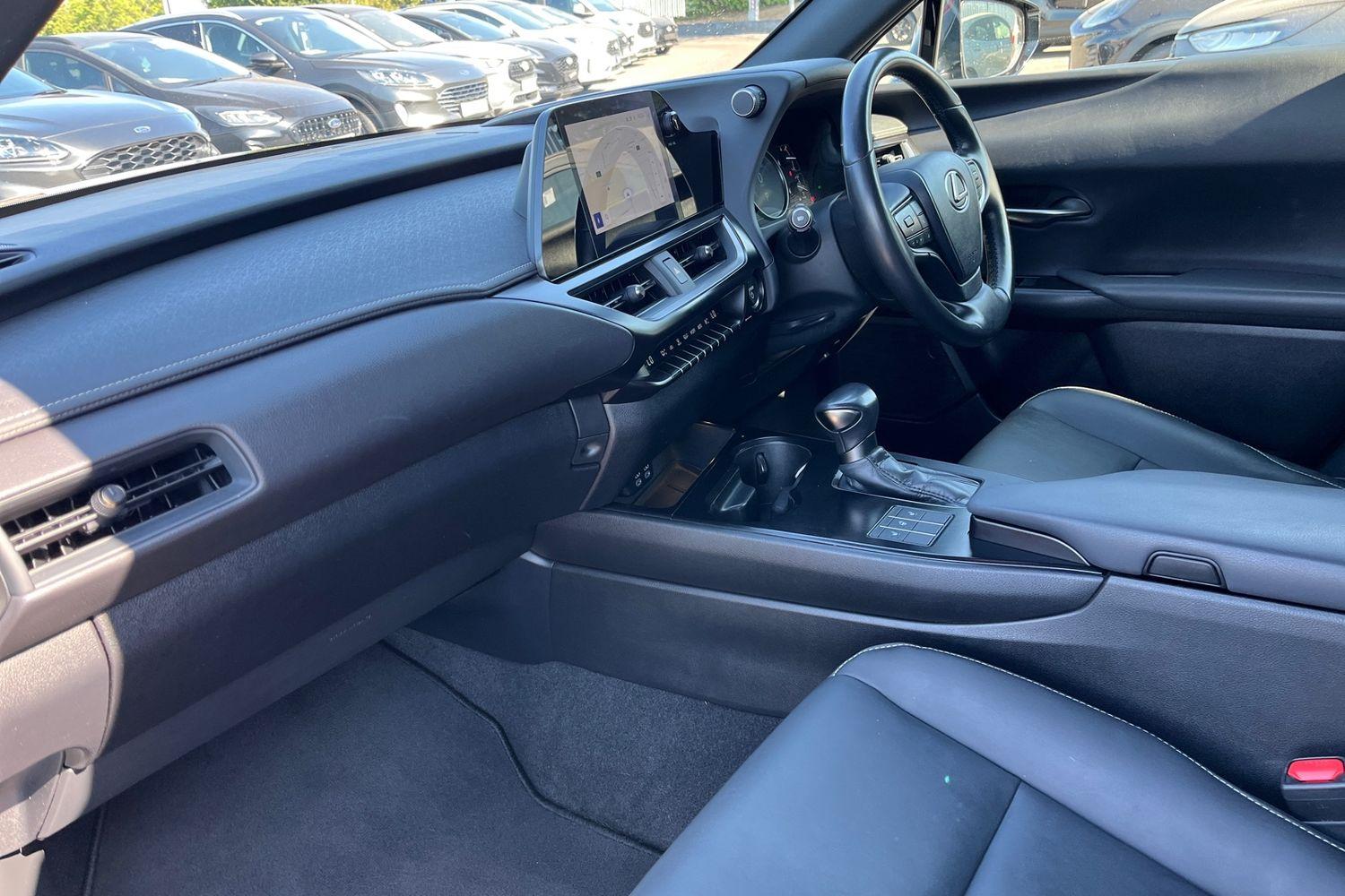 Lexus UX Photo 17