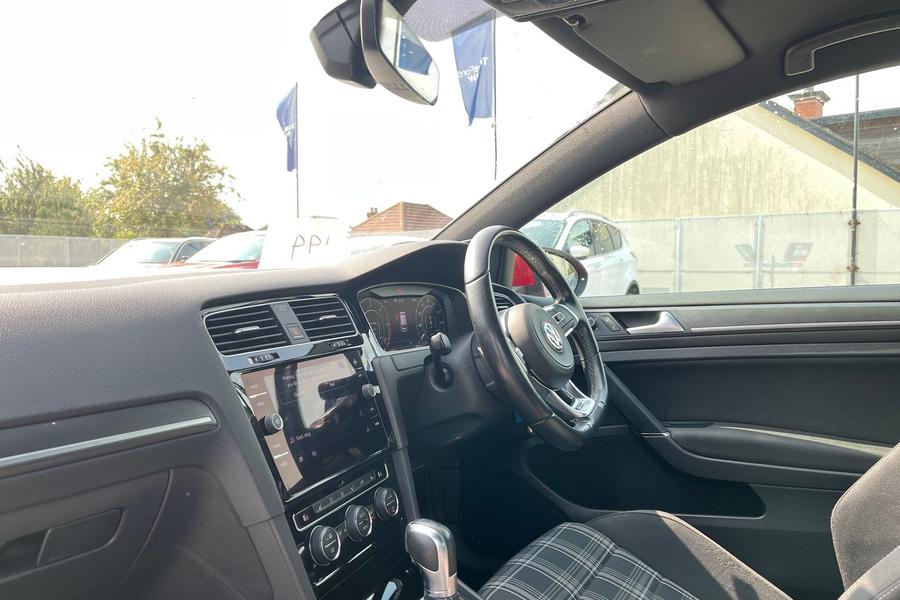 Volkswagen Golf Photo autoimg-ceb7d306bbb13df7ead66d6c29f41bbb911f481f.jpg