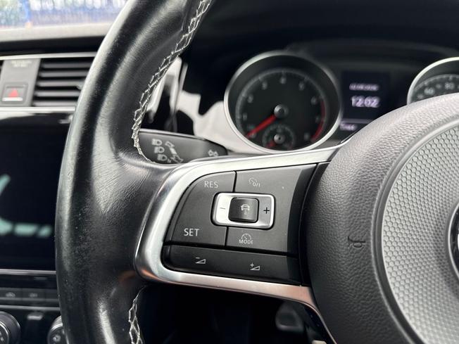 VOLKSWAGEN Golf Photo 16