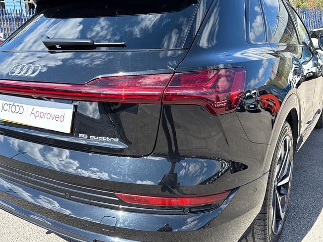 AUDI e-tron Photo 18