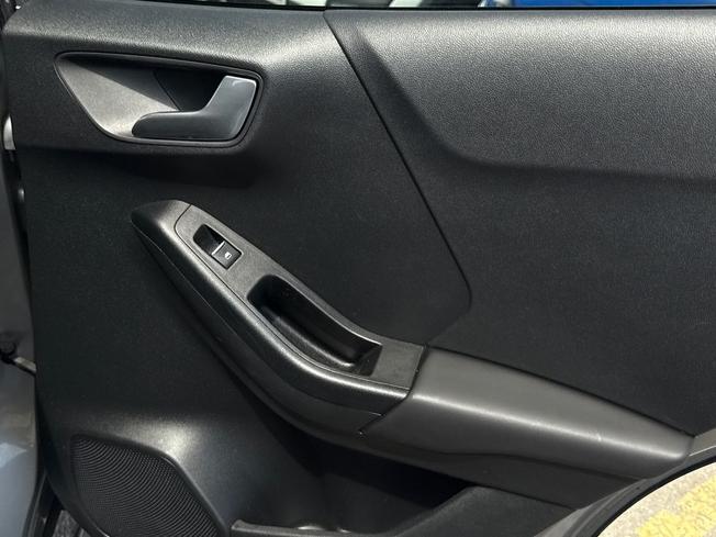 FORD Puma Photo 33
