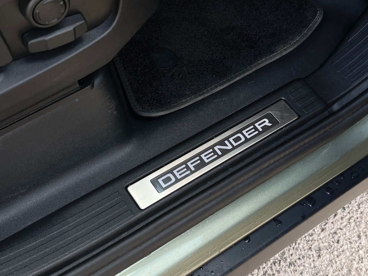 Land Rover Defender 110 Photo 34
