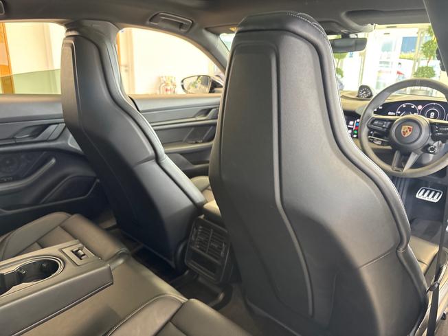 PORSCHE Taycan Photo 38
