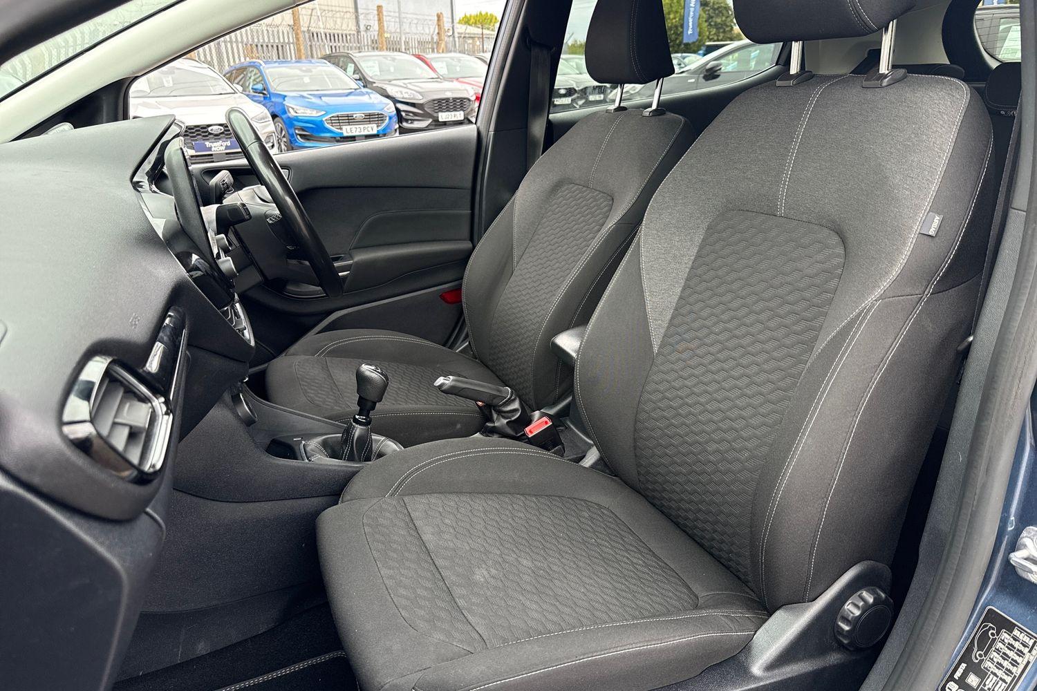 Ford FIESTA Photo 18