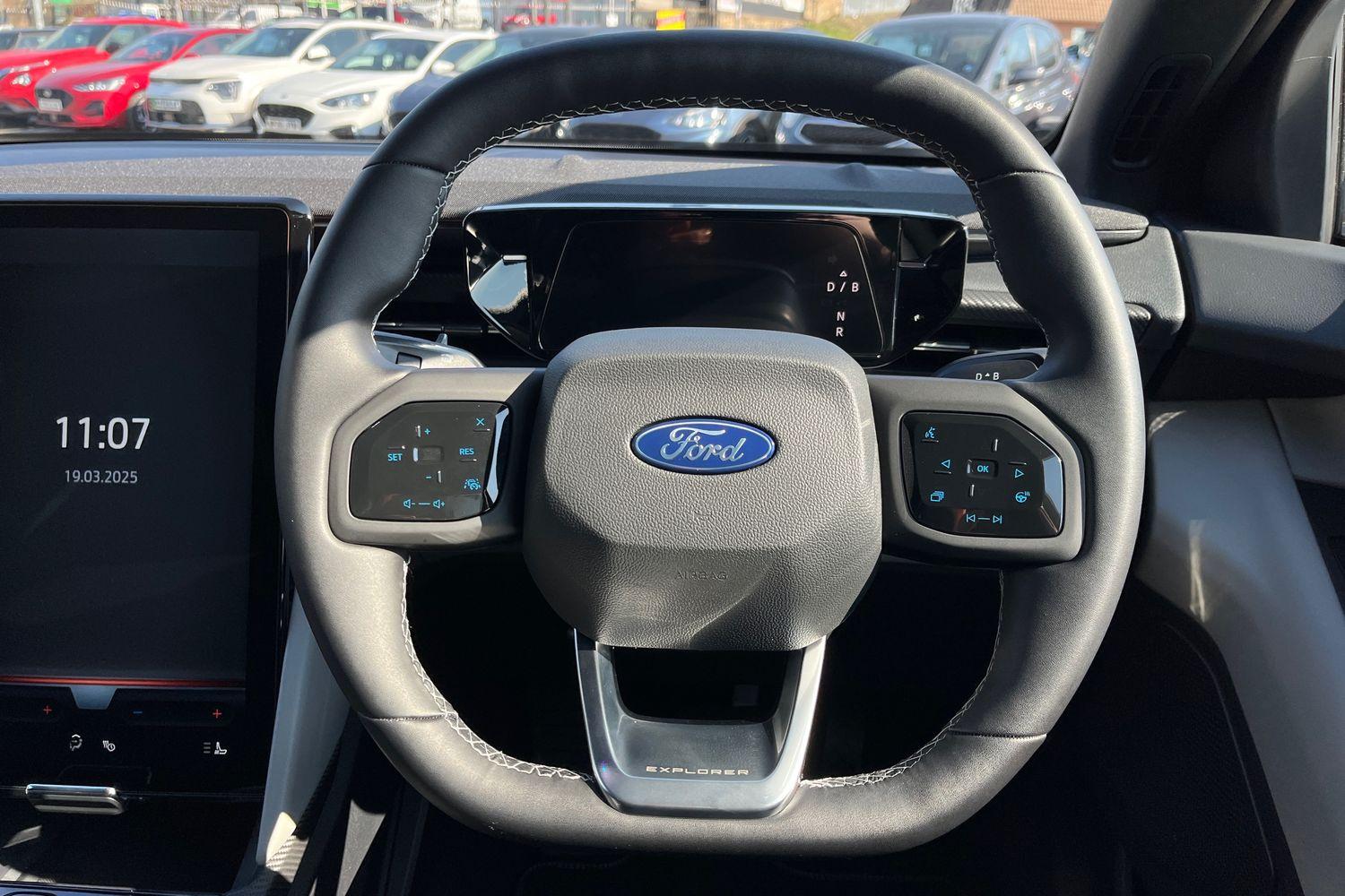 Ford EXPLORER Photo 11