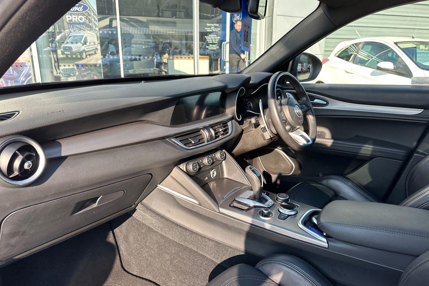 Alfa Romeo STELVIO Photo 17