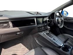 PORSCHE Macan Photo 2