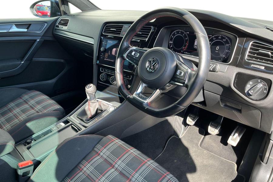Volkswagen GOLF Photo autoimg-cfc9db6238d0c712fad3c270fbe57ffad3e4025a.jpg