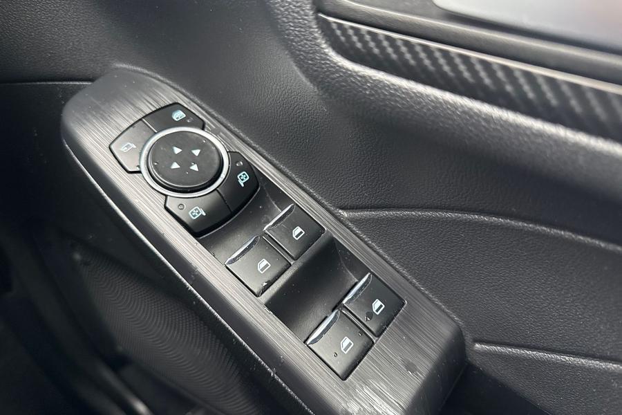 Ford KUGA Photo autoimg-cfcbd9c15ab5618af75d5498fdcd2476ac06da0f.jpg