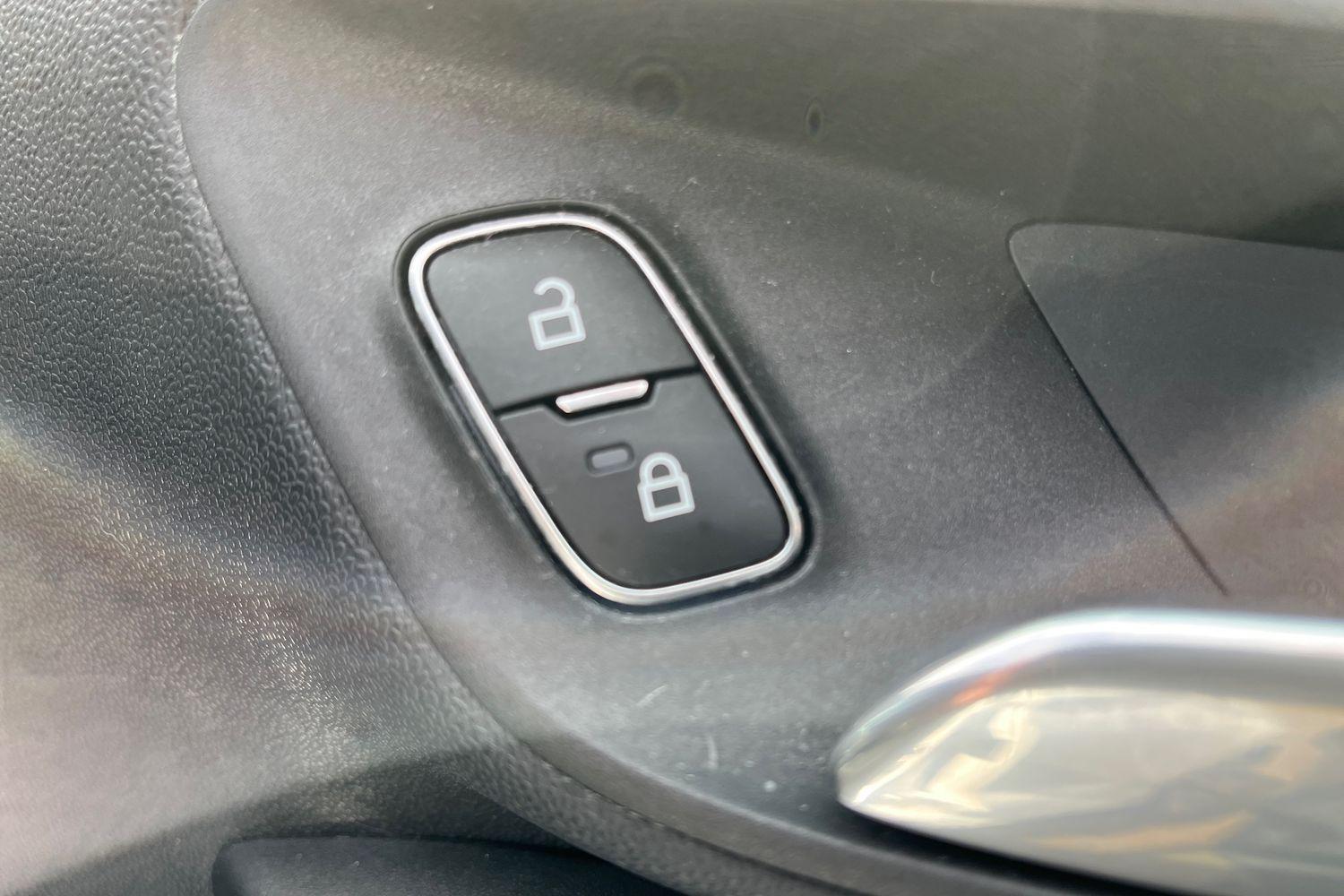 Ford FIESTA Photo 35