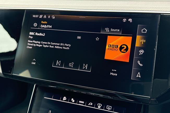 AUDI Q8 E-Tron Photo 13