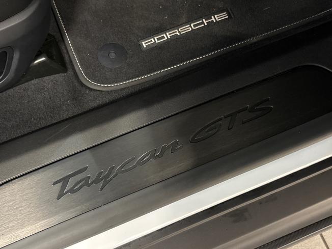 PORSCHE Taycan Photo 30