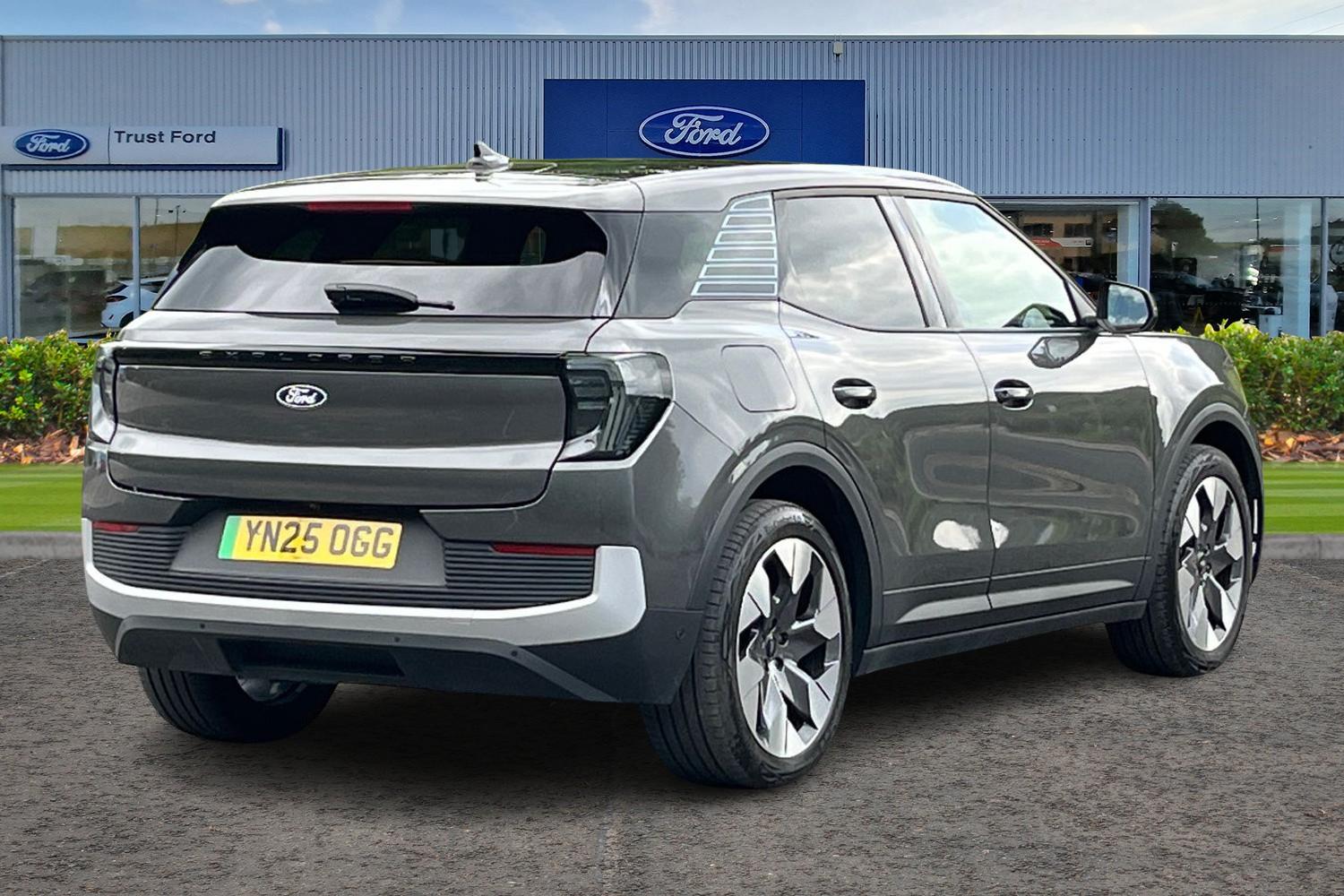 Ford Explorer Photo 3