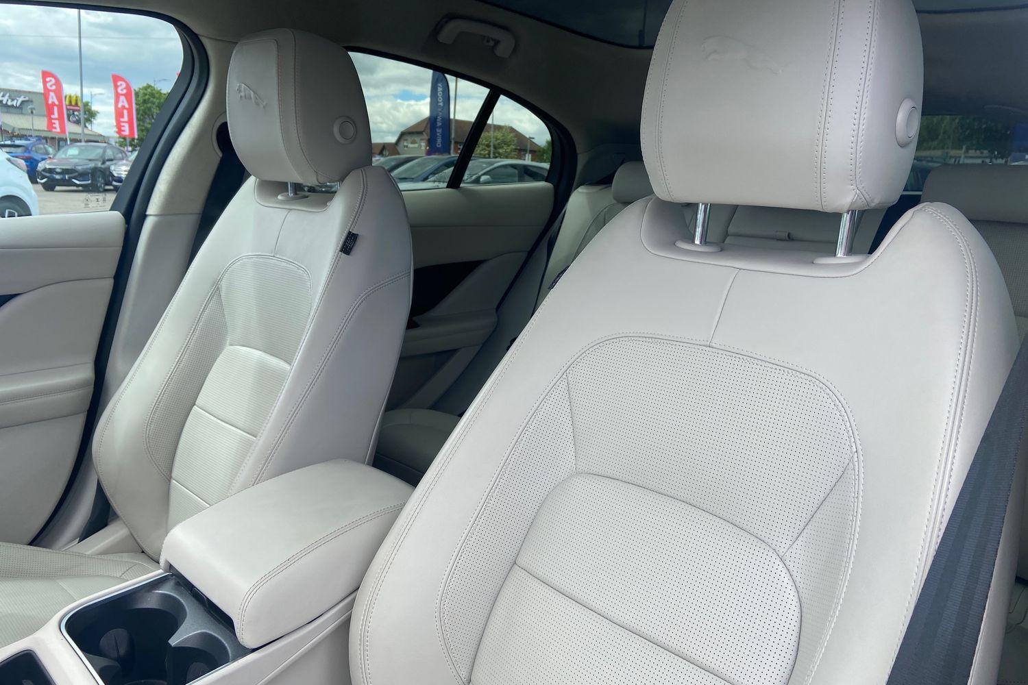 Jaguar I-PACE Photo 18