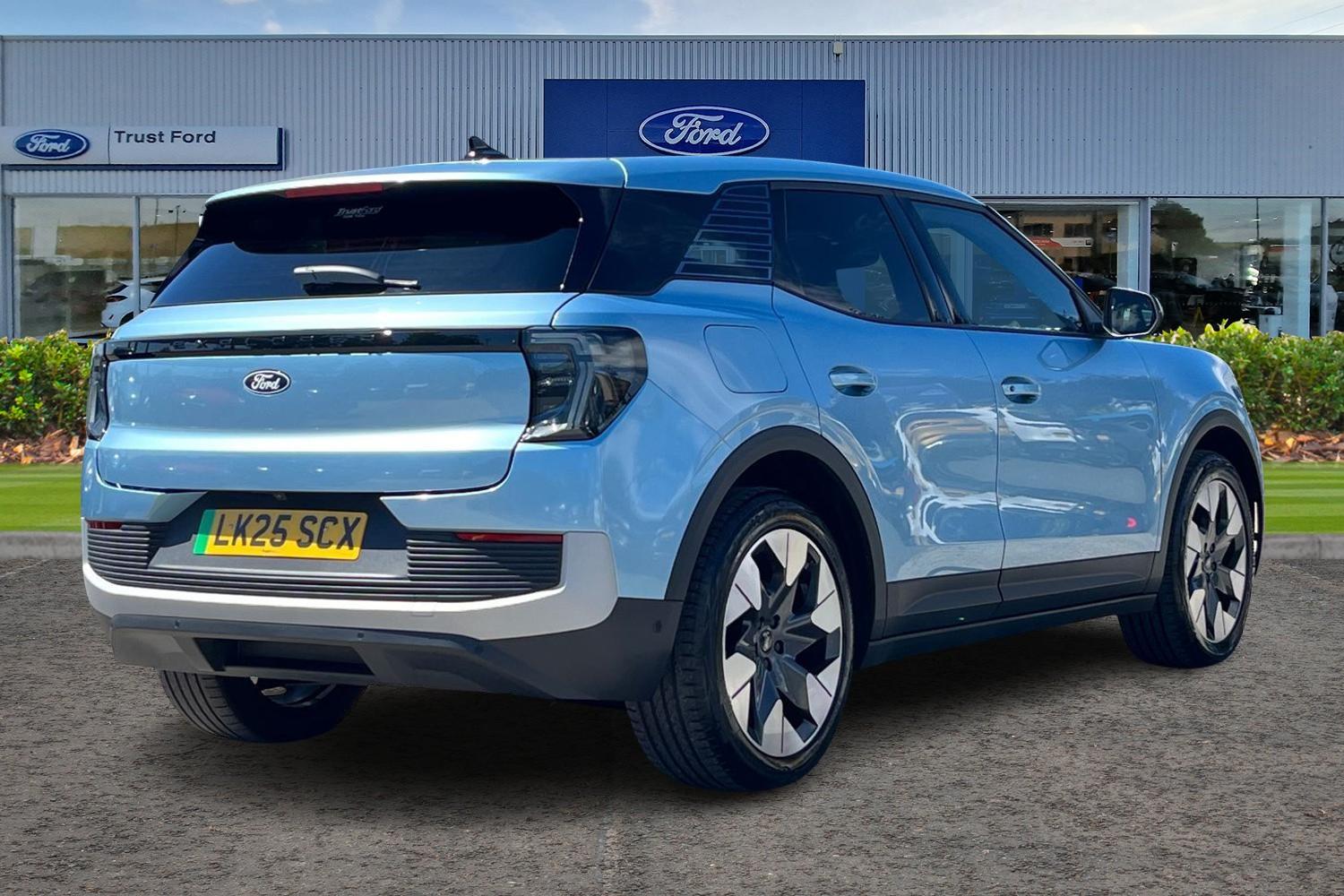 Ford Explorer Photo 3