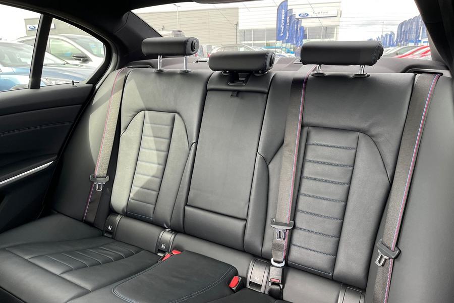 BMW 3 Series Photo autoimg-d04edb424505653d7b808d25f5930fc496b5ef36.jpg