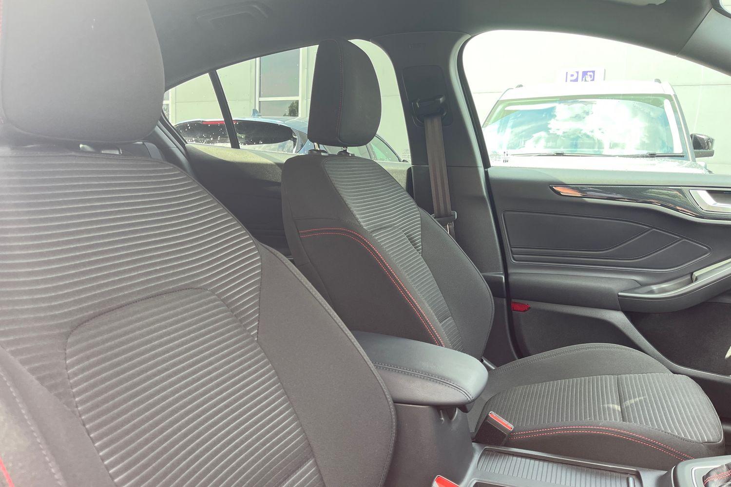 Ford Focus Photo 16