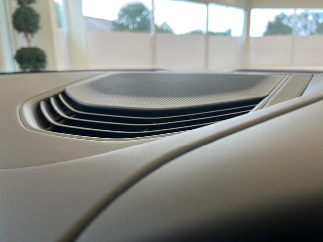 PORSCHE Taycan Photo 18