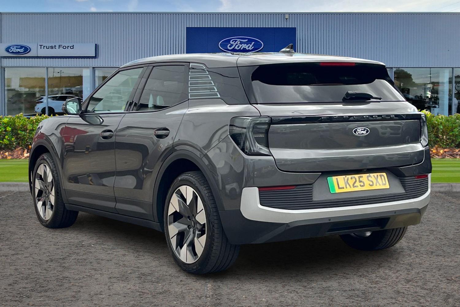 Ford Explorer Photo 1