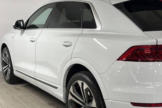 AUDI Q8 Photo 33