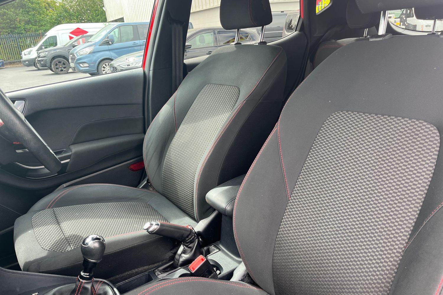 Ford FIESTA Photo 18