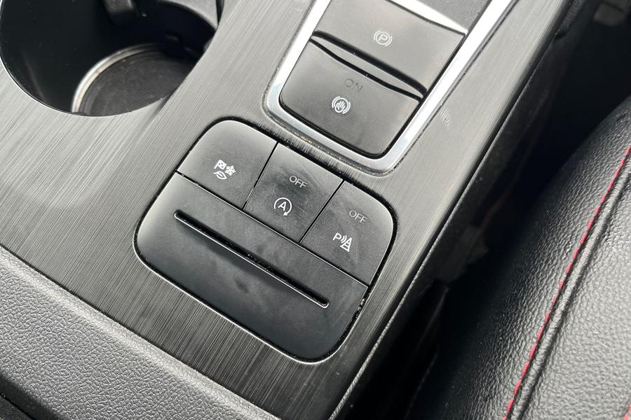 Ford KUGA Photo autoimg-d196c625f0ba1524aeb1f2d0e23396da6f7be800.jpg