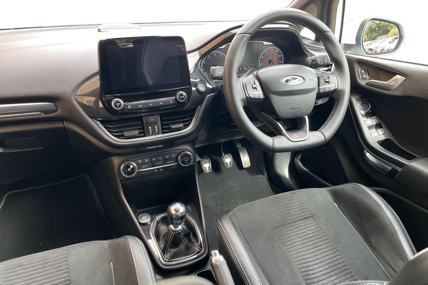 Ford FIESTA Photo 10