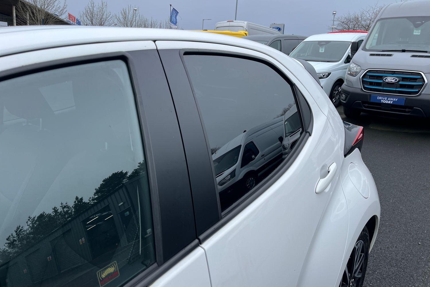 Toyota YARIS Photo 23