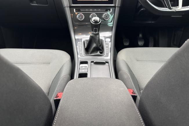 VOLKSWAGEN Golf Photo 31