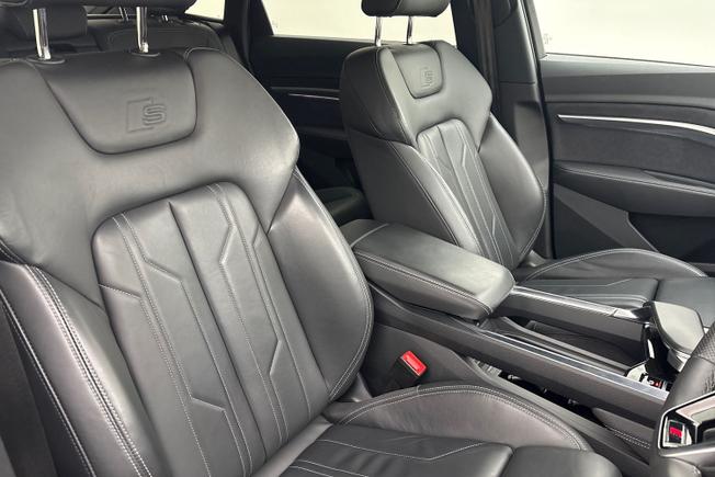 AUDI Q8 e-tron Photo 24