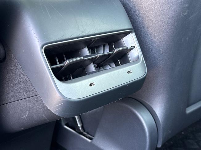 TESLA Model 3 Photo 41