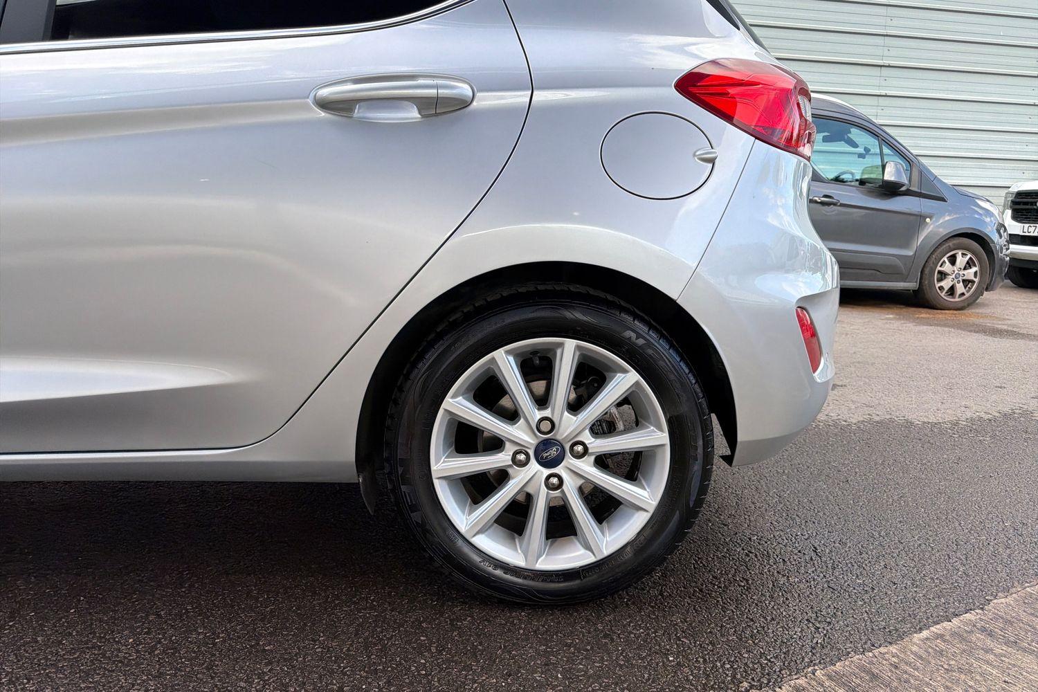 Ford FIESTA Photo 37