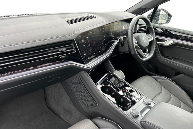 VOLKSWAGEN Touareg Photo 2