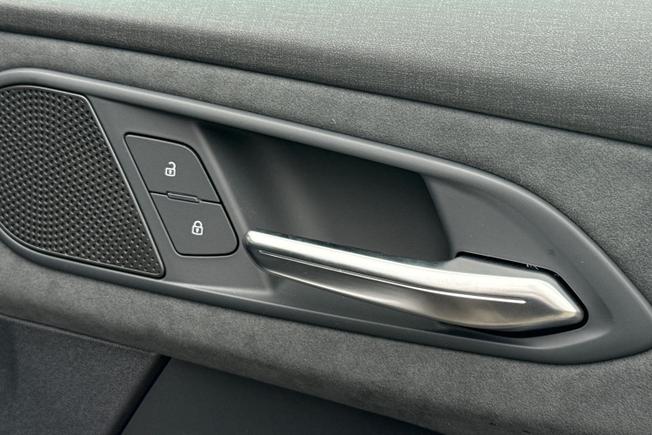 Audi Q3 SUV Photo 31